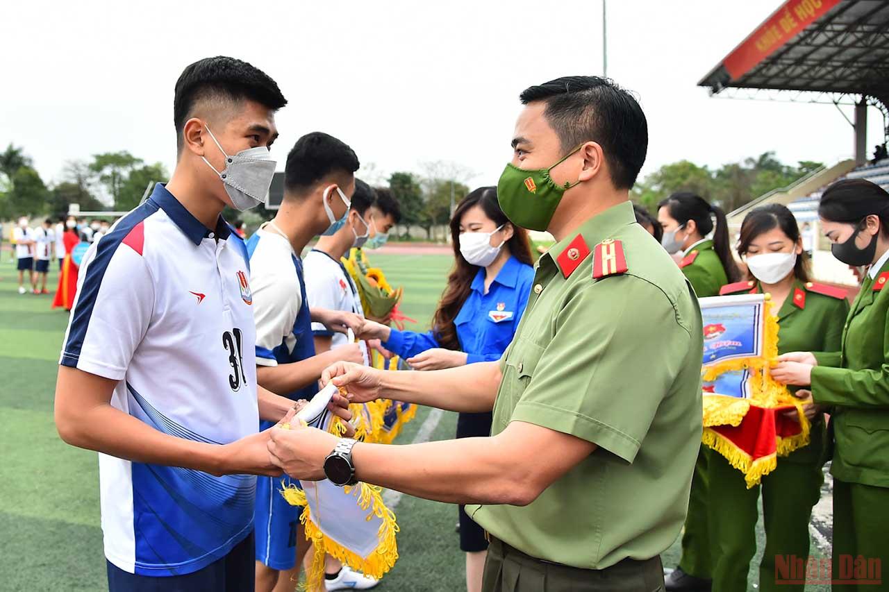 Các đại biểu tặng hoa và cờ lưu niệm cho đại diện các đội tham gia thi đấu tại hội thao.